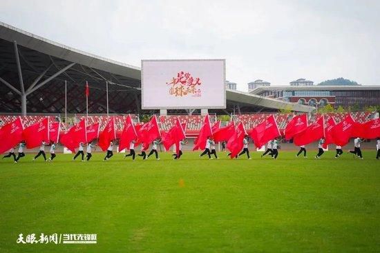 第75分钟，切尔西反击机会，斯特林中路突破到弧顶位置给恩昆库给大了。